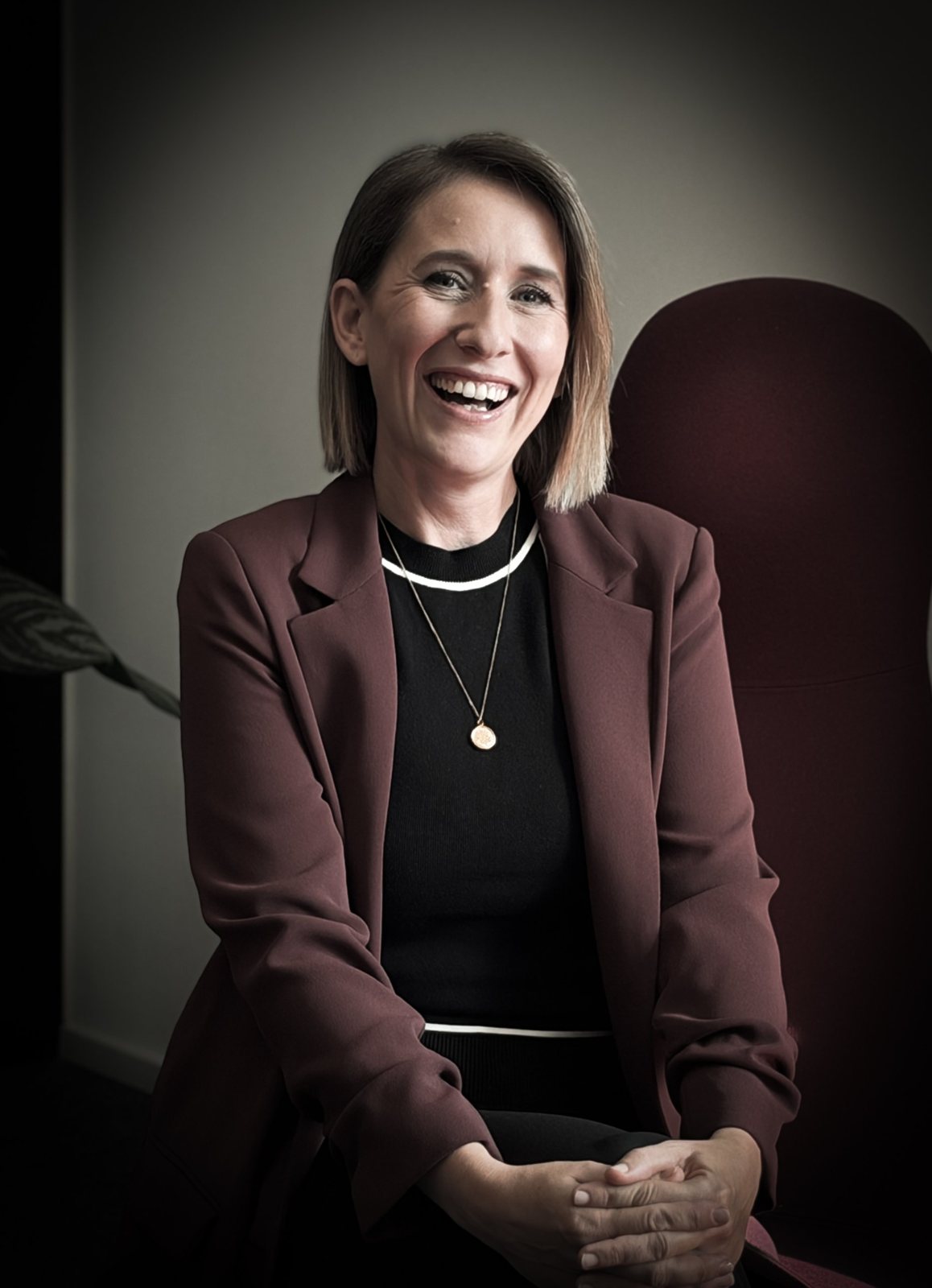 Michaela Fuchs lacht herzlich in die Kamera